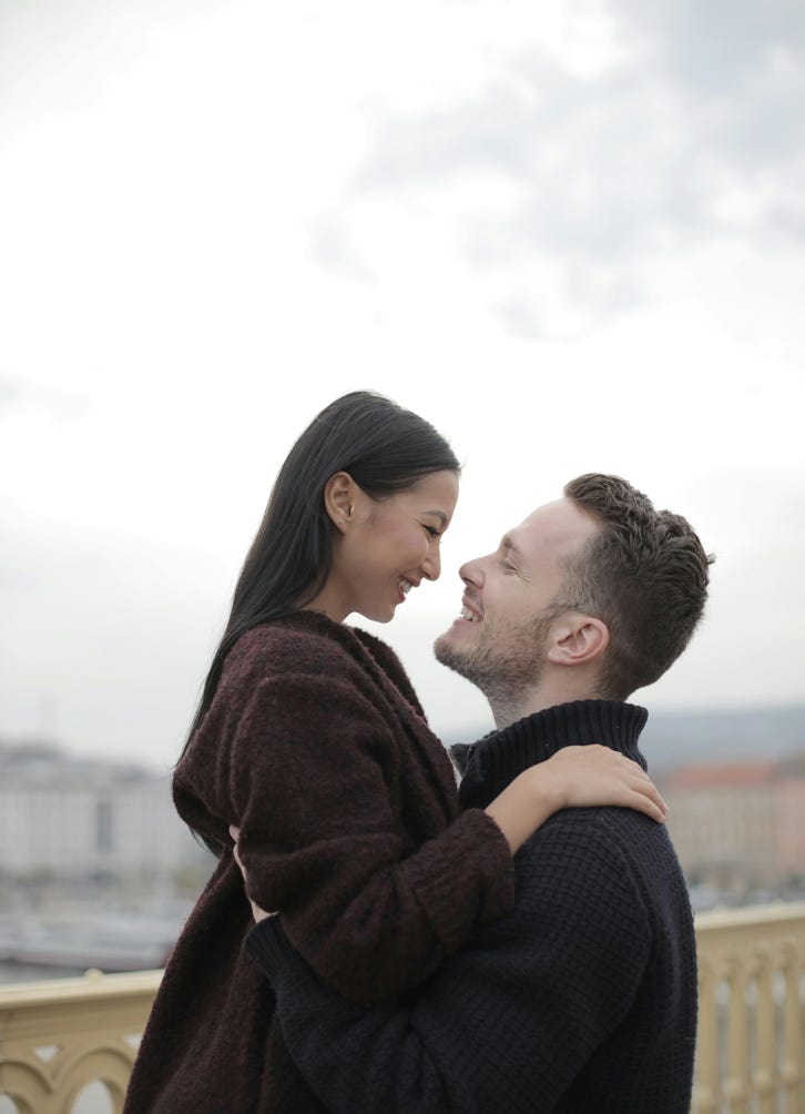 Uomo E Donna Che Stanno Per Baciarsi